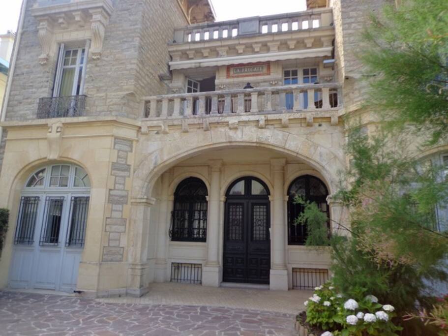 entrée de la résidence bâtiment classé