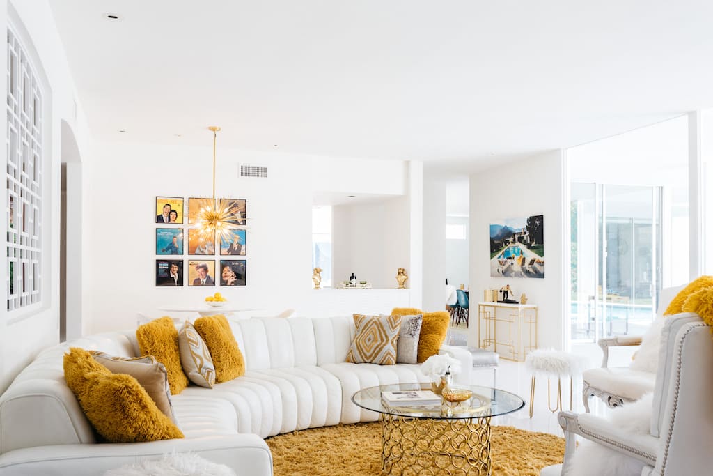 Pour yourself a dry martini from the bar (gin, natch) and get to lounging like a Hollywood mogul.