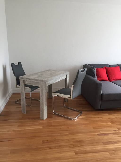 Wohn- Esszimmer mit ausziehbarem Tisch