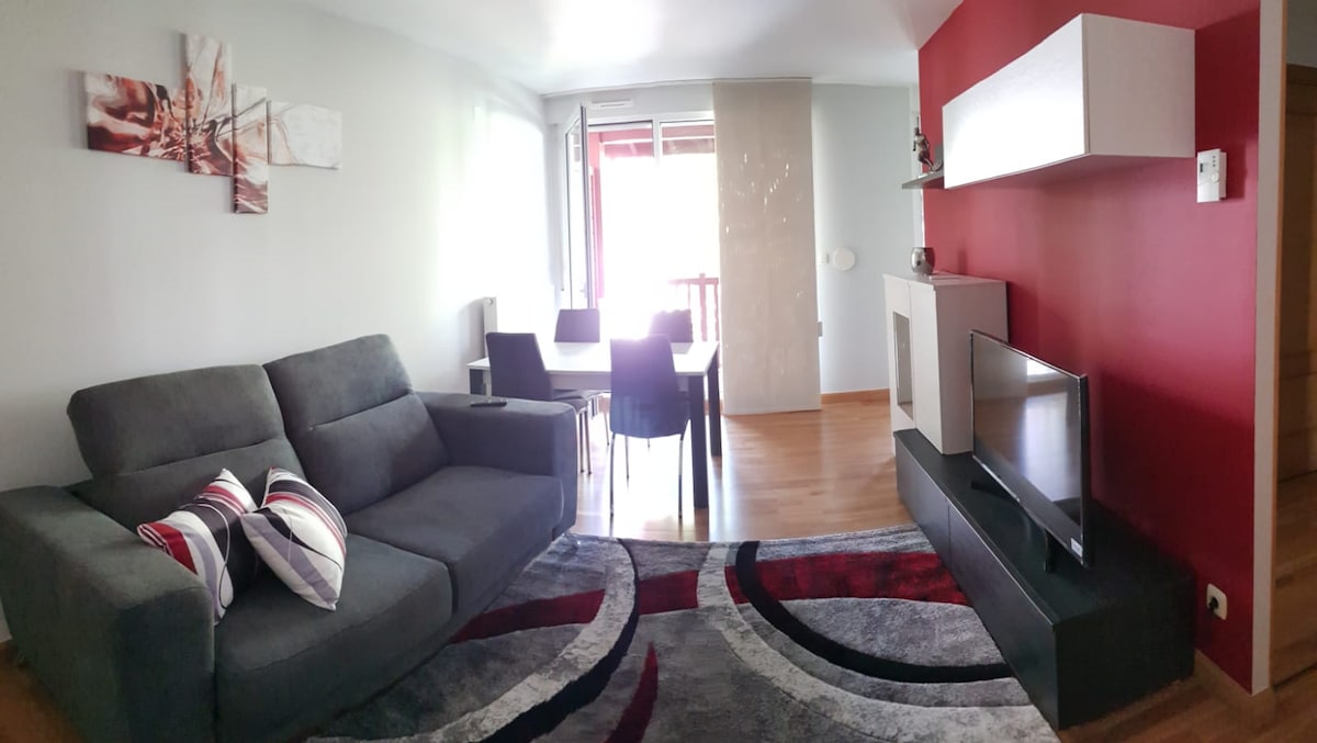 Top Airbnb: Quiet T2 with parking space near sea, mountains à Hendaye