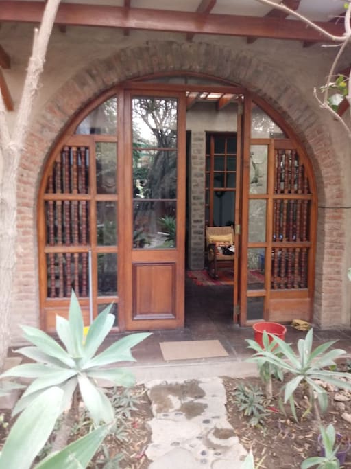 puerta de la casa compartida