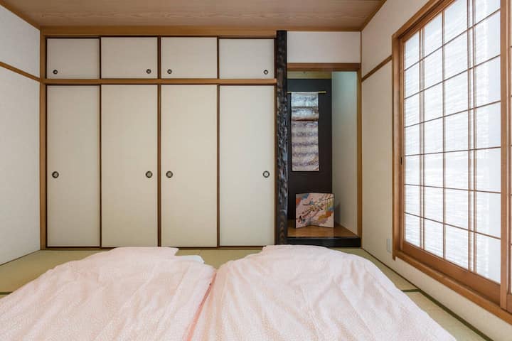 traditional Japanese-style room 1
What we provide is not a western-style bed, but a Japanese-style tatami bed.