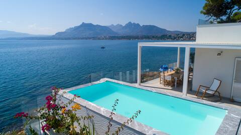 Design house with pool & direct access to the sea