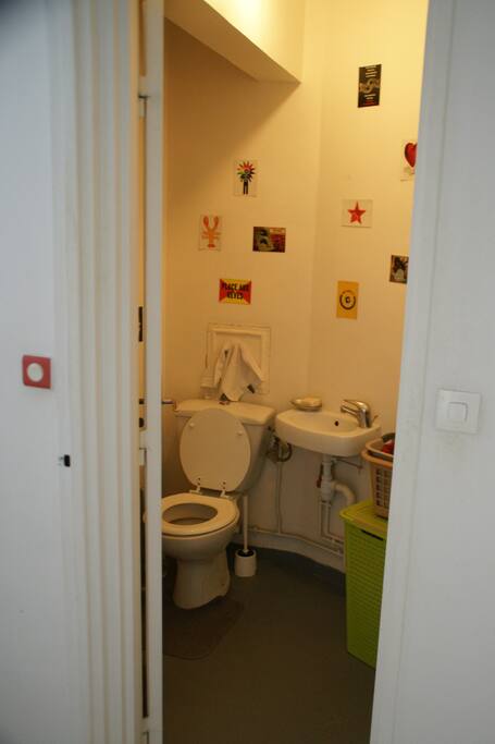 Les toilettes séparées.