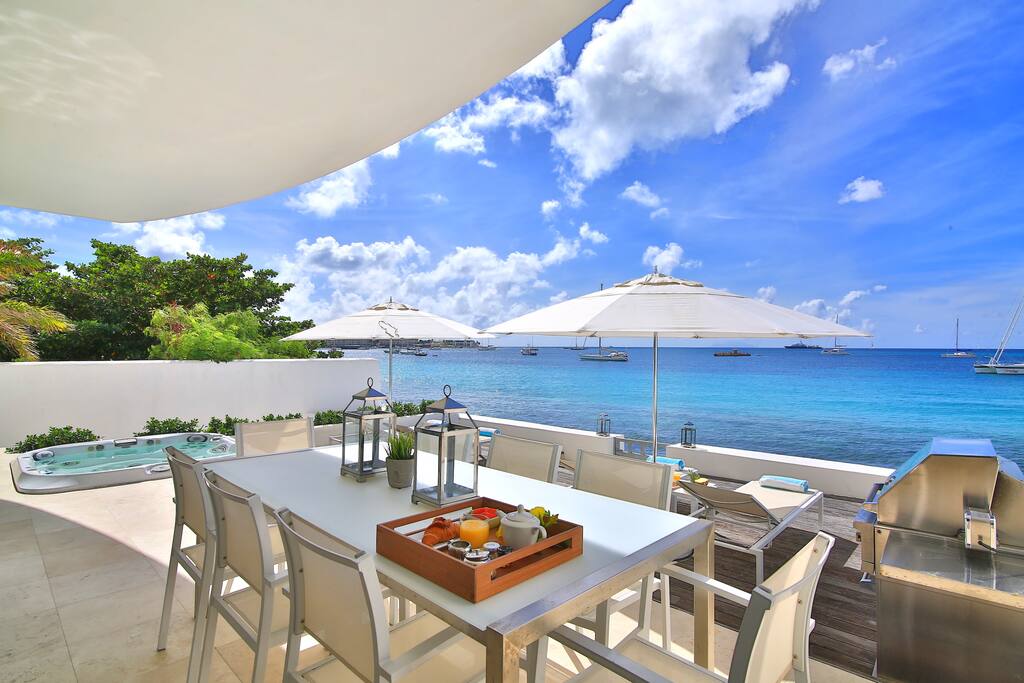 Alfresco dining (seating for eight)