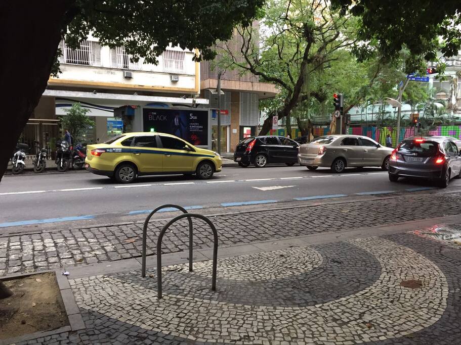 Rua em frente ao predio