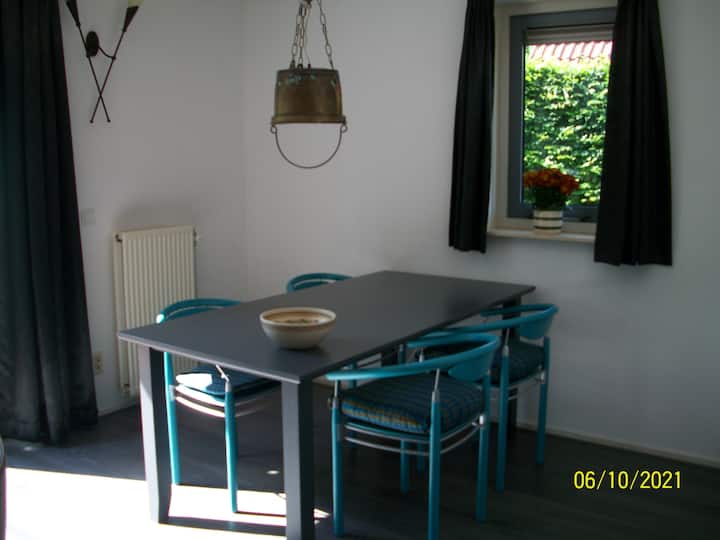 Mooie Vrijstaande Bungalow Met Ruime Tuin Rondom. - Kranenburg