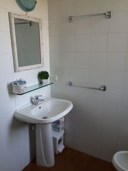 Bagno finestrato con wc