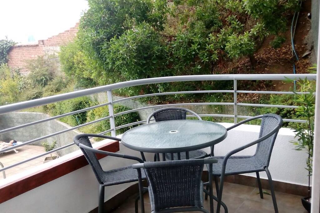 Puedes tomar desayuno o cena con vista al mar! También hay parrilla eléctrica