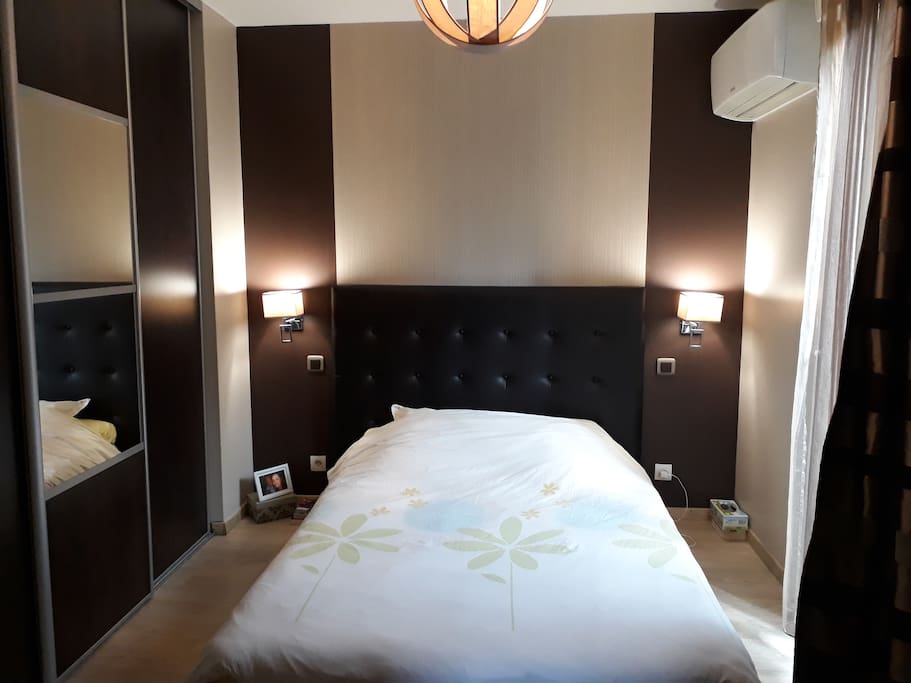 Chambre avec climatisation réversible et porte donnant sur la terasse