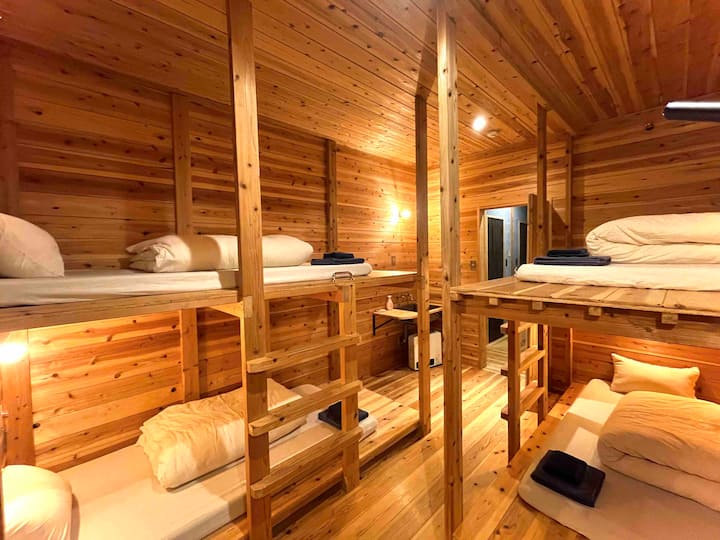 Niños y acompañantes.Nostalgic Bunk Bed Room Bath Towels Face Towels like Secret Base
Hay un futón para bebés