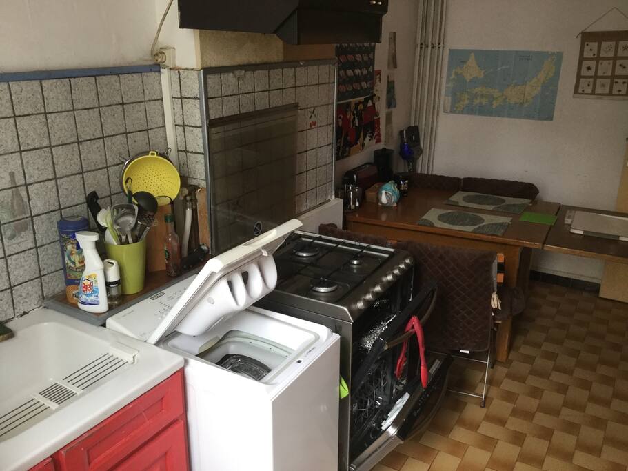 Cuisine en commun : tout est à votre disposition (machine à laver, cuisinière, lave-vaisselle, four, auto-cuiseur, etc....). Petit-déjeuner non-inclus ! Shared kitchen : everything is in common (washing-machine, washing-dishes, oven, rice-cooker, etc....). Breakfast non-include