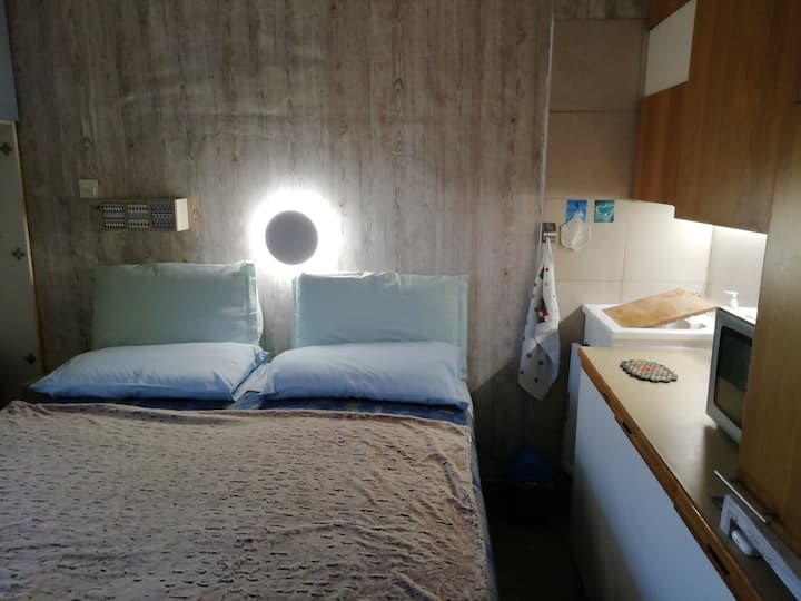 Camera 2 letto piazza e mezzo, luce soft, luce sul tavolino, luce su zona di lavoro lato lavandino