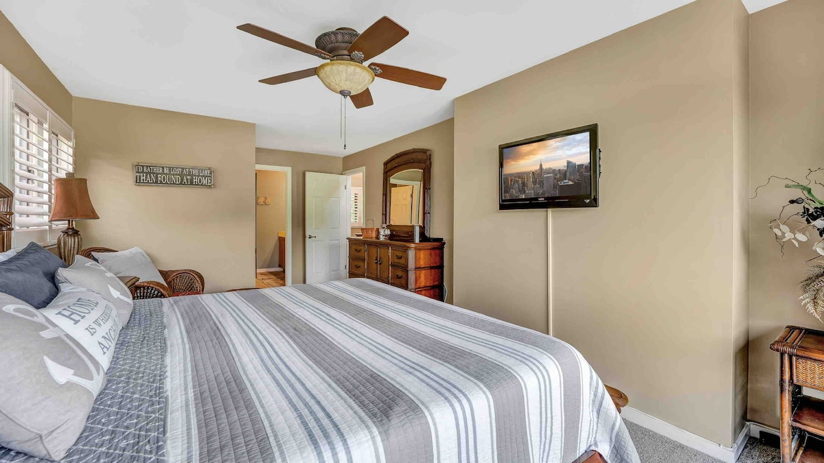 Luxury Lakefront Knolls Condo w/ Pool & Hot Tub photo 8