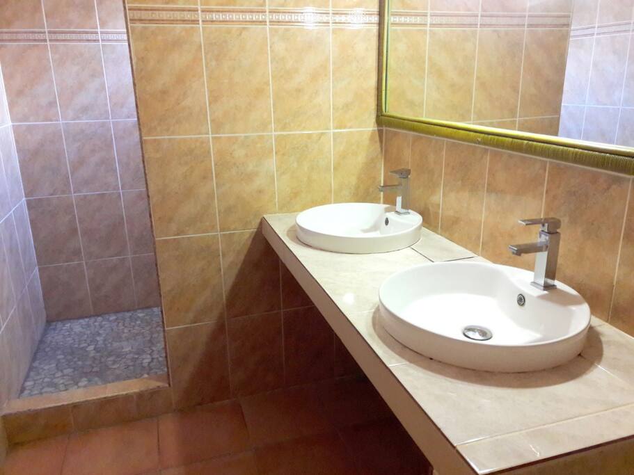 Salle de bains avec douche à l'italienne