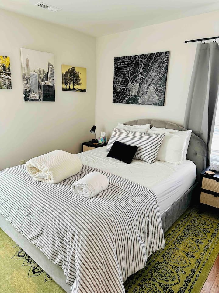 ห้องนอนด้านหน้ามีเตียงขนาดควีนไซส์  นอกจากนี้ยังมีโทรทัศน์ขนาดเล็กเครื่องเสียงและม่านทึบแสงเพื่อการนอนหลับที่สมบูรณ์แบบ  ในตู้เสื้อผ้ามีไม้แขวนเสื้อและชั้นวางกระเป๋าเดินทาง  