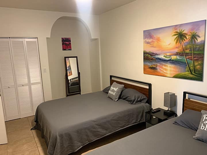 2张标准双人床，附带卫生间 