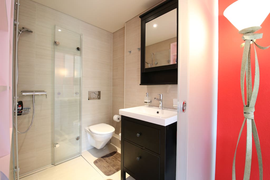 Salle de bain de la chambre rouge