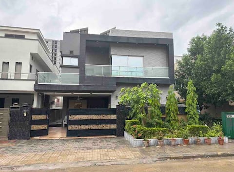 Designer house 5BR,13 bed,2 living, 6bath, kitchen