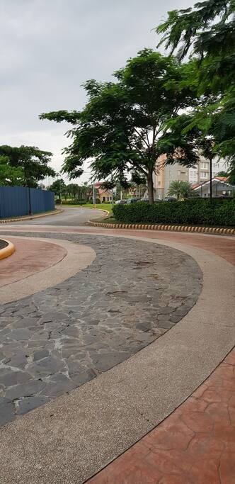 The circle first turn to the right to parking area .