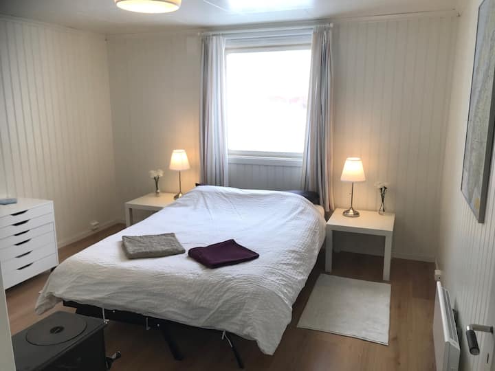 1e verdieping met twee kamers met twee tweepersoonsbedden.