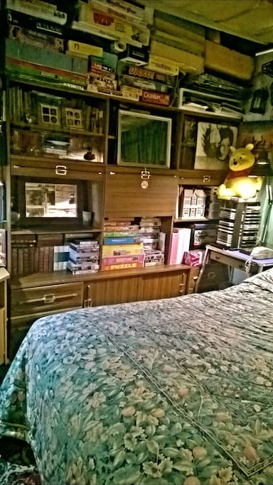 main house Double bed room ... view to the right ...