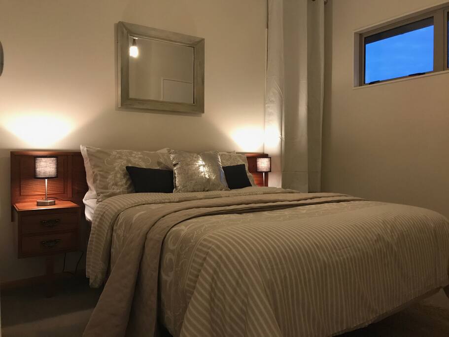 Electric blanket on bed and luggage rack/table in the room