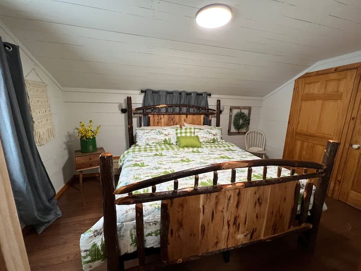 سرير كبير في غرفة النوم 1