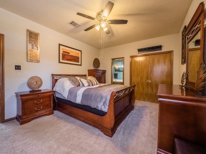 Chumba cha kulala cha mti na kitanda cha malkia na bafu la kujitegemea