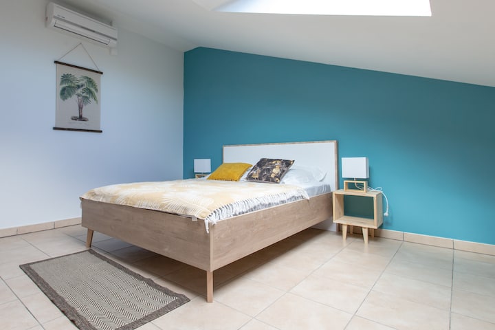 חדר ממוזג מס '3 (20 מ"ר) עם ארון, אחסון ו - Velux. מיטה 190x140 ס"מ