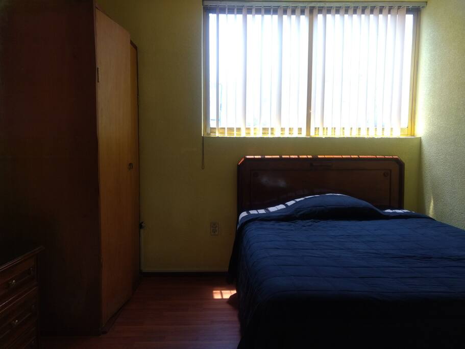 Cama matrimonial con armario.