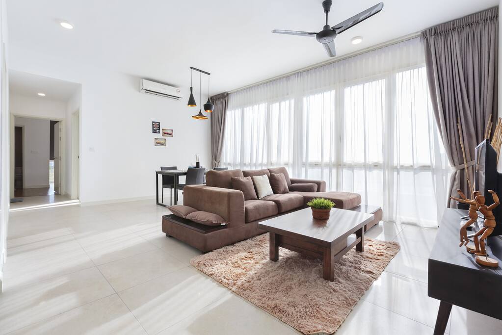 Spacious living & dining hall with spectacular view of Legoland!