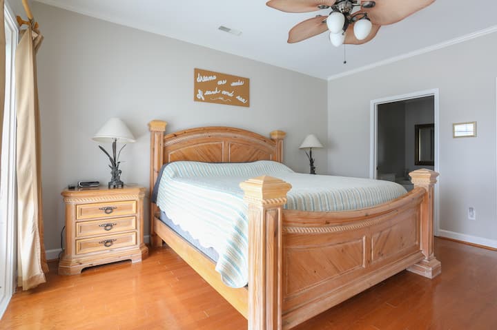 ห้องนอนใหญ่พร้อมเตียงคิงไซส์