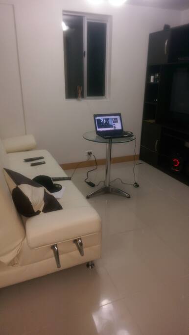 sofa cama y mesa para portatil