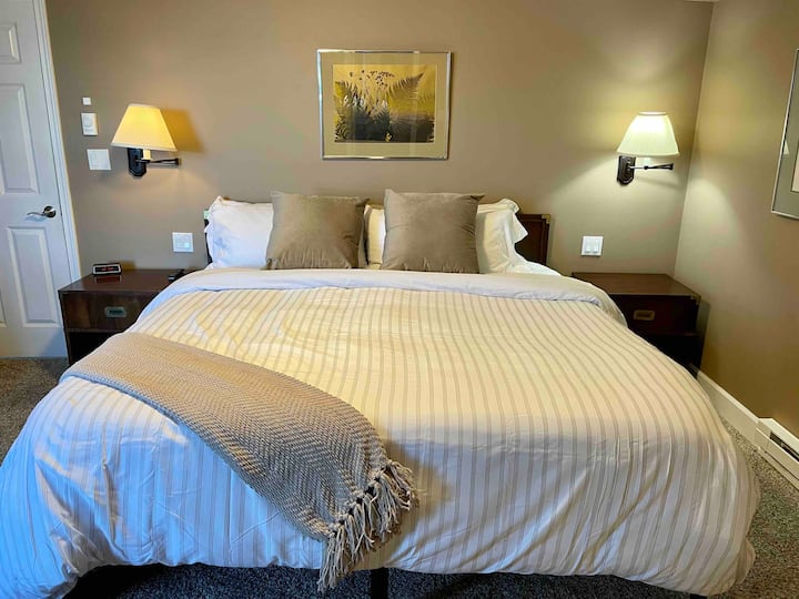 King size bed with memory foam mattress, quality linens and comfortable bedding