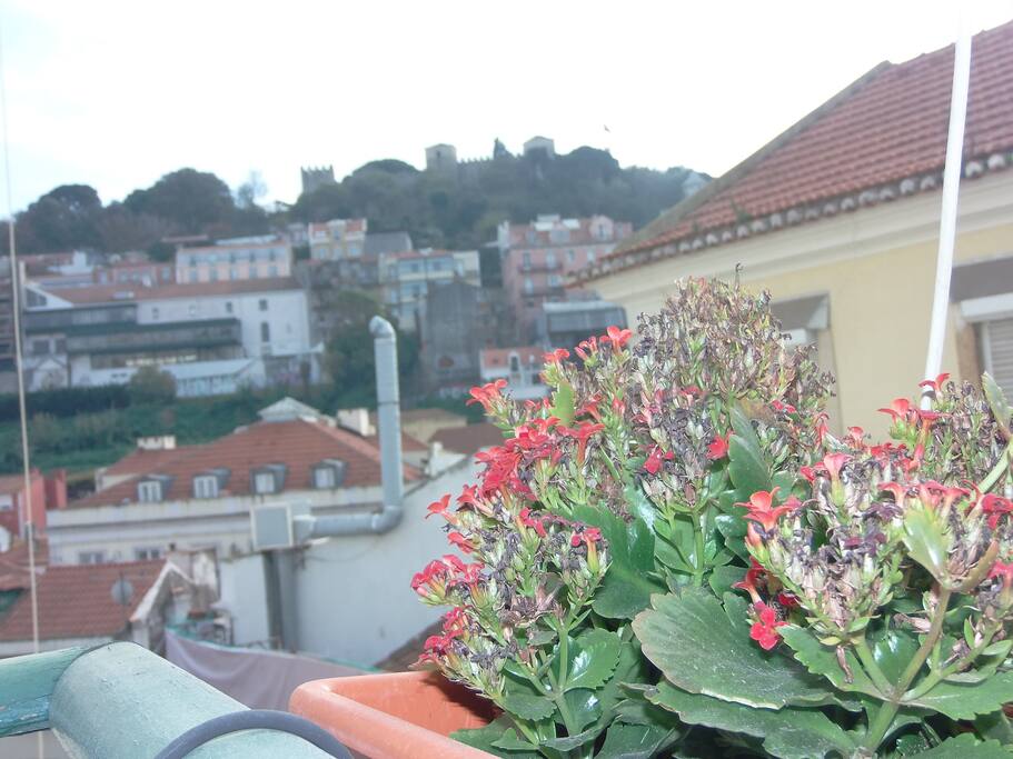 Vista da Janela da Sala para o Castelo de São jorge, o mais emblemático ponto turistico da cidade de Lisboa.