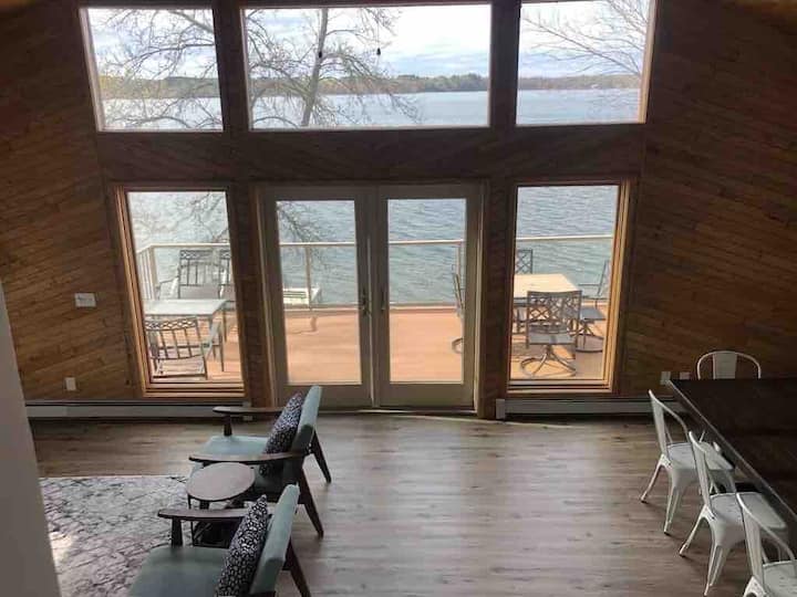 Прекрасен поглед на езеро од кујна/дневна соба и трпезарија