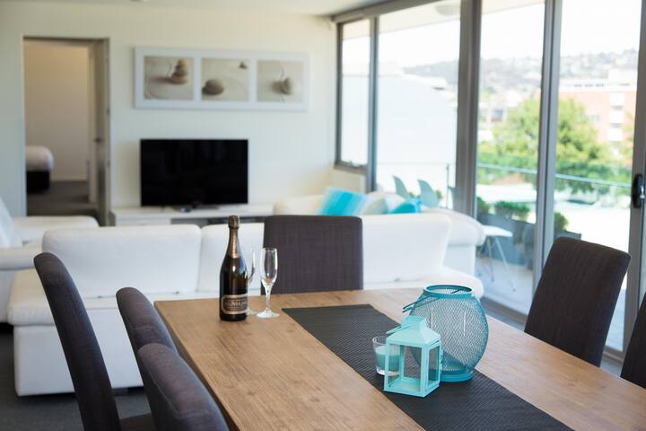 Luxurious, central 4 bedroom penthouse apartment gallery image 4