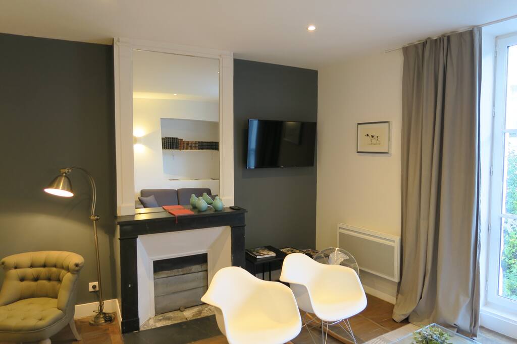 Salon avec TV écran plat
