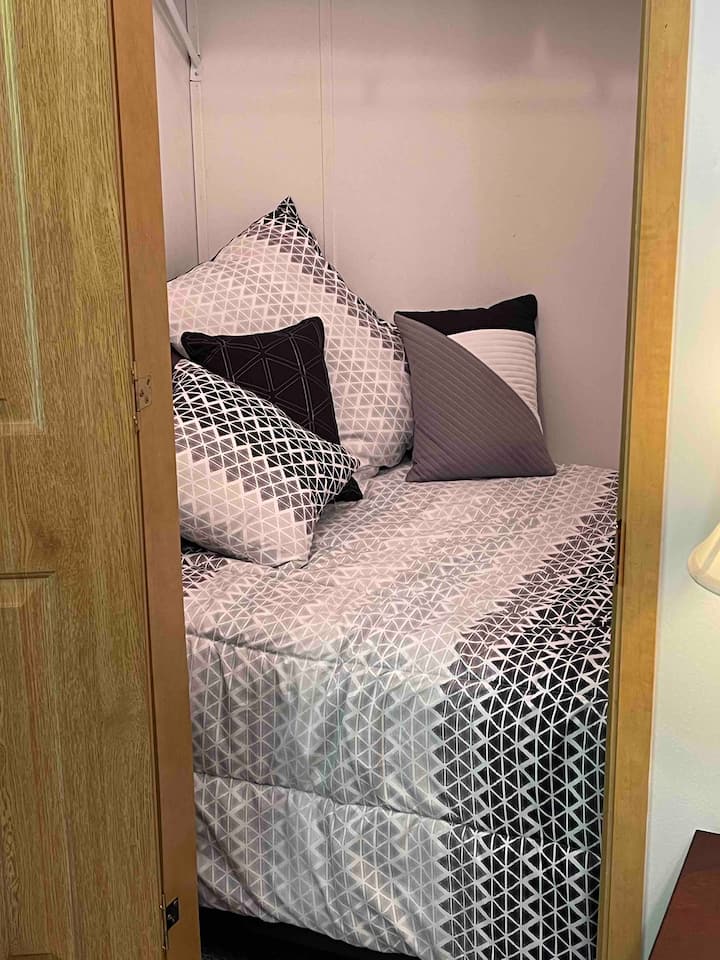 Dollap dopio në dhomën e dytë të gjumit. Televizori mund të shohë ende televizorin dhe ka një dritë brenda. Fëmijët tanë e duan këtë hapësirë!