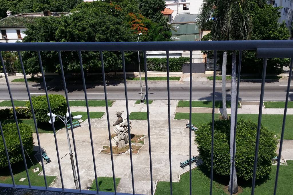 vista del parque de la avenida donde se encuentra situada la estatua de Omar Torrijos JR. directamente frente a nuestro edificio