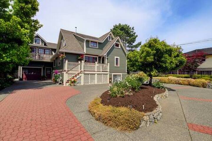 Character Stay across Swan Lake Nature Sanctuary gallery image 3