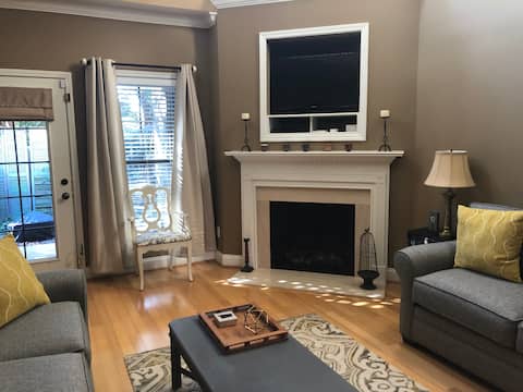 Auburn Townhome - 2 King En-suites & Large Loft