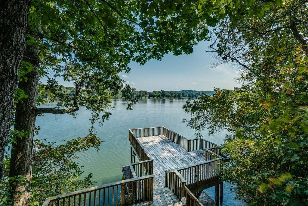 OnTheRocks Waterfront Log home on 3 private acres Cabins for Rent in