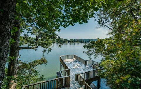OnTheRocks: Waterfront Log home on 3 private acres