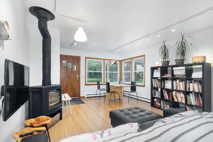 Contemporary 3 BR home. Sauna. Yard. Dog-friendly