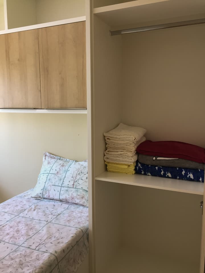 带床上用品和毛巾的衣柜