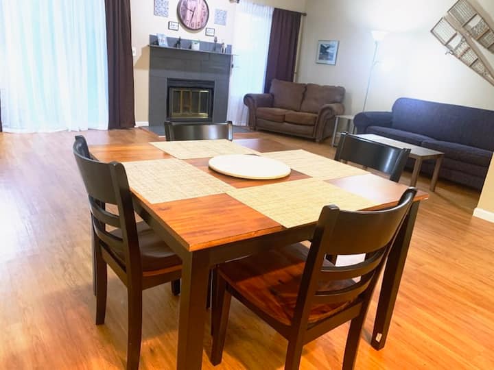 Clean Comfortable South Anchorage Townhouse - Anchorage, AK