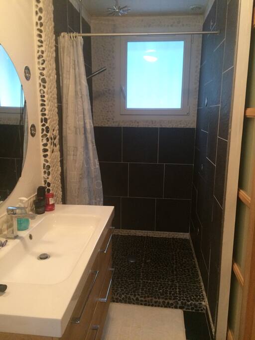 Salle de bain avec douche italienne