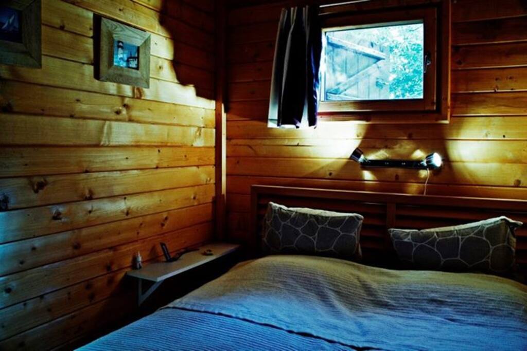 De slaapkamer met 2-persoonsbed